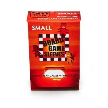 Board Games Sleeves - Non-Glare - Small, 44 x 68 mm fra Arcane Tinmen er ideelle til at beskytte mindre brætspilskort