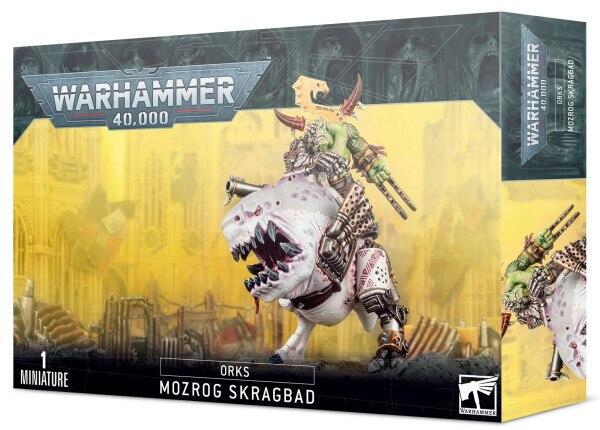 Mozrog Skragbad er en Beast Snagga Orks Warboss der rider på en Squigosaurus