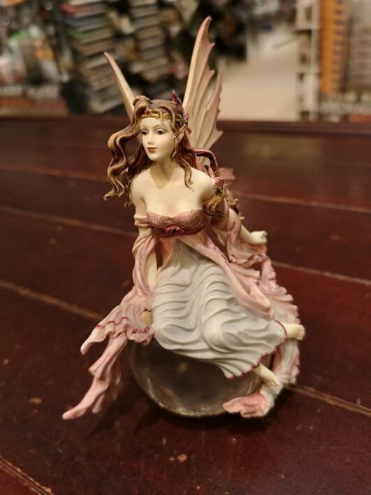Fairy/fe i lyserrød kjole