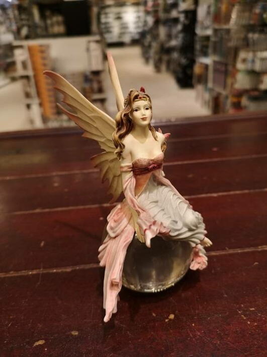 Fairy/fe i lyserrød kjole