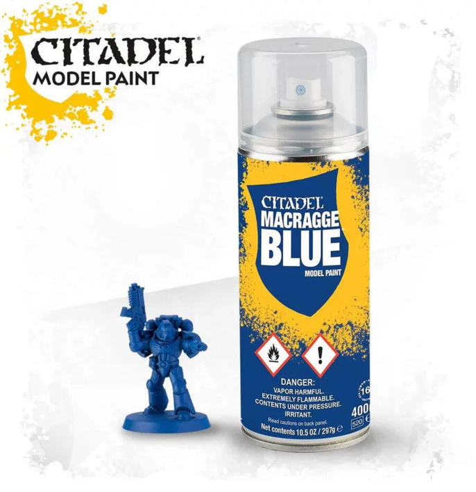 Macragge Blue spray fra Citadel Colour fungerer som primer og base til maling af warhammer figurer