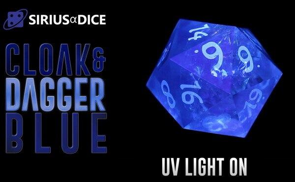 Men med UV belysning kommer tallene på Cloak & Dagger Blue Rollespilsterninger frem!