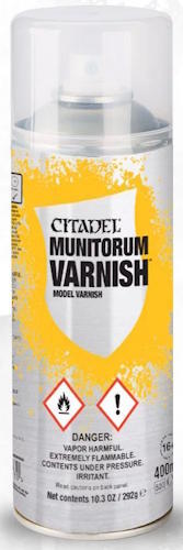 En 400 ml dåse spraylak til at give dine figurer et holdbart, semi-mat finish!