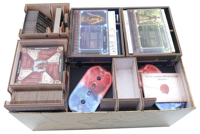 Her ses indsatsen i brug med Gloomhaven First Edition, bemærk at låget løftes med 3.7 cm