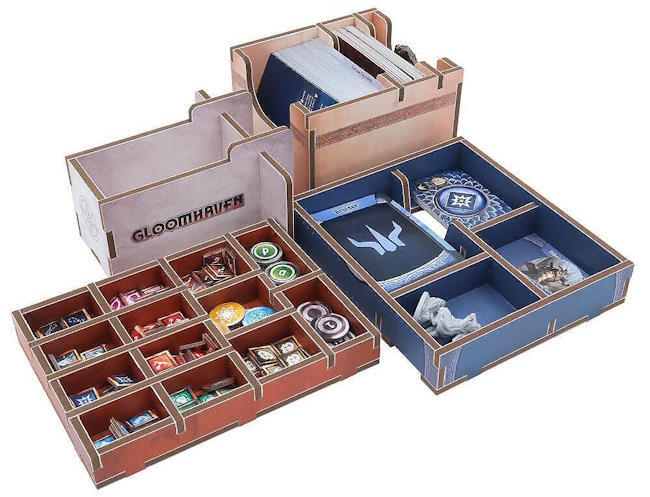 Indsatsen kommer med mange forskellige bakker til spillets mange komponenter