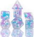 Cotton Candy Glowworm Rollespilsterninger fra Sirius Dice, har afdæmpede blå og lilla nuancer indeni