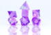 Cloak & Dagger Purple Rollespilsterninger fra Sirius Dice er lavet i smukke farver, og med skarpe kanter - men tallene kan ikke læses under normal belysning